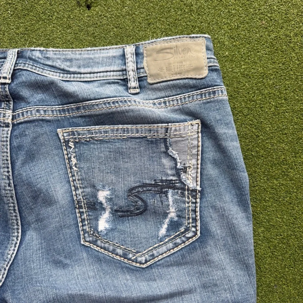 Silver Jeans Co Suki Capri Denim Shorts Medium Wash Distressed Raw Hem Size 16